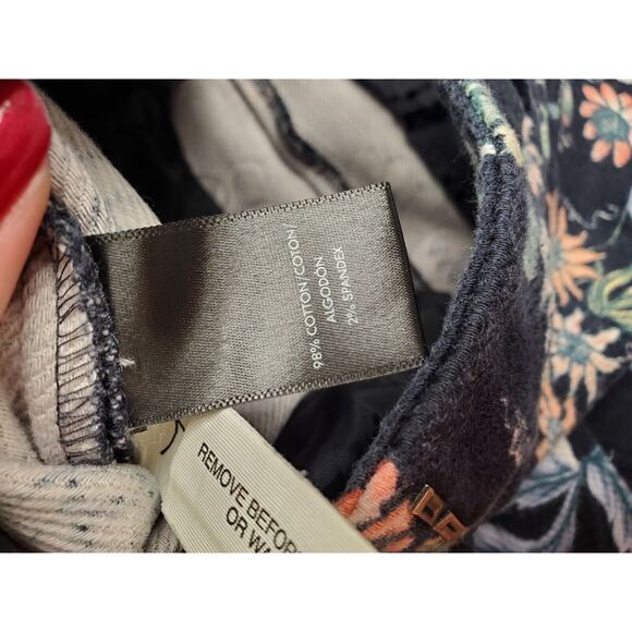 Women's Ann Taylor Navy Floral "Devin Fit" Crop Pants | Size 6 - Picture 10 of 10